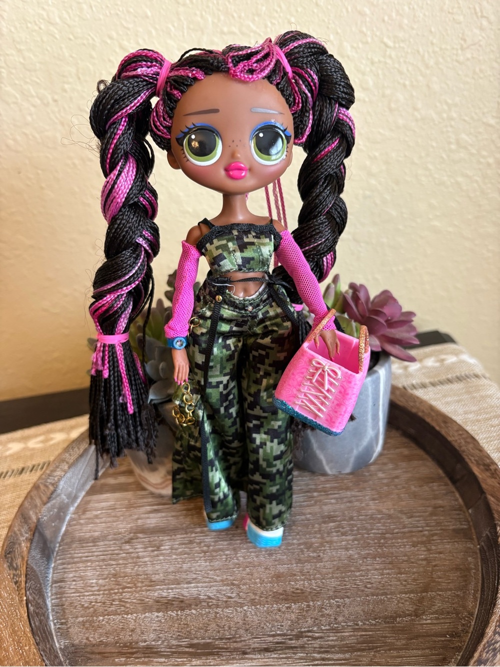 MGA Entertainment L.O.L. Surprise! O.M.G. Remix Honeylicious fashion doll